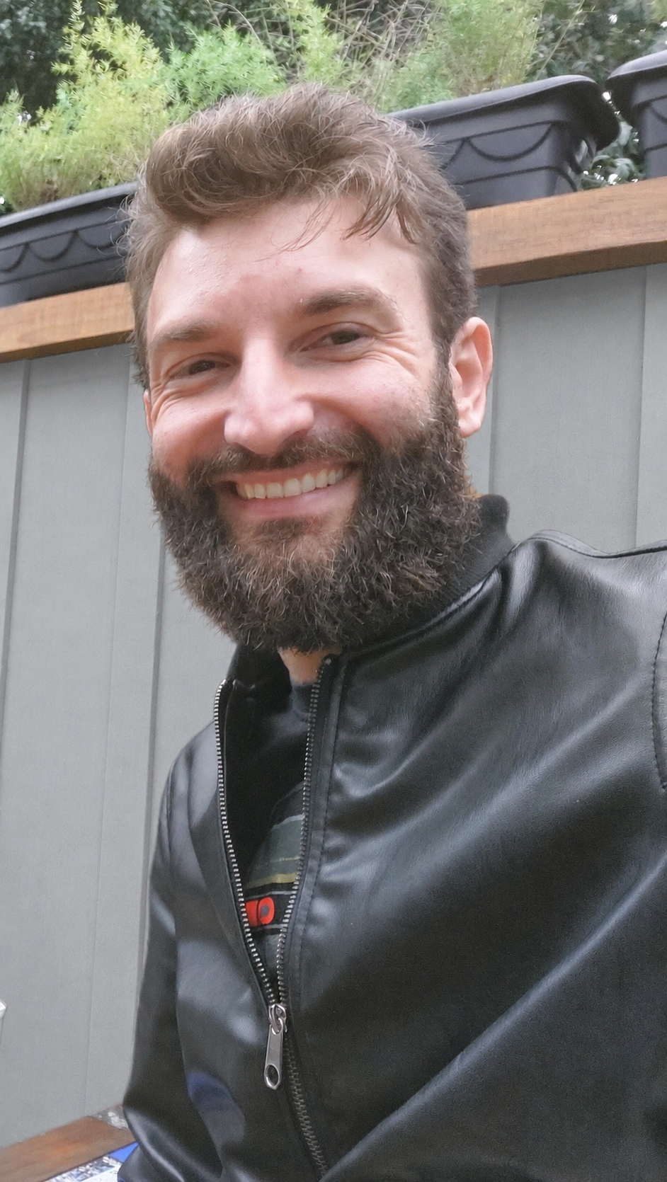 Ricardo Rover sorrindo, usando jaqueta preta